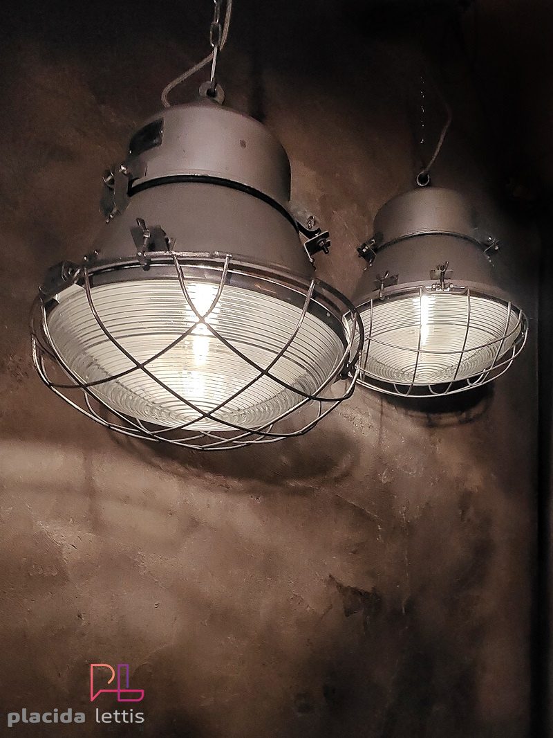 Lampada a sospensione vintage originale argento, vetro curvo e griglia – dettaglio 5